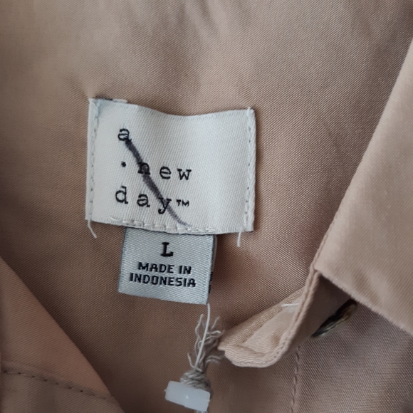 NWT Women's Tan Button Front Collared Shirt - Picture 4 of 4